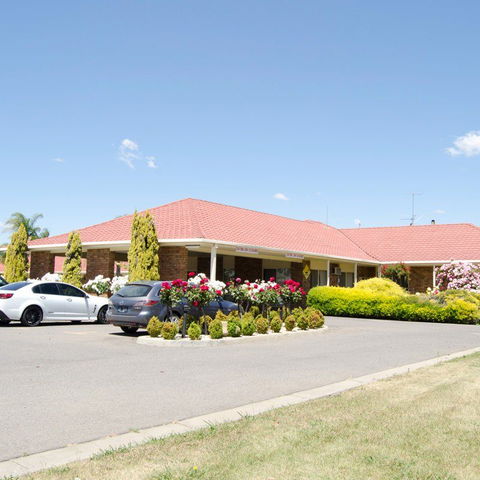 Pines Country Club Motor Inn - Whitsundays Accommodation 0