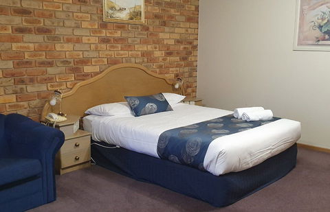Pines Country Club Motor Inn - Whitsundays Accommodation 2