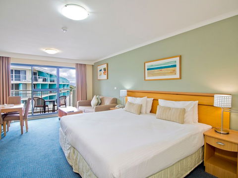 Oaks Waterfront Resort - Whitsundays Accommodation 2