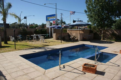 Bendigo Homestead Motor Inn & Apartments - Whitsundays Accommodation 2