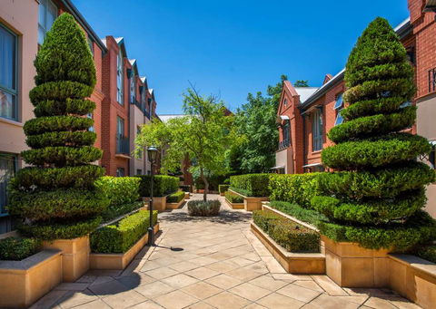 Majestic Old Lion Apartments - Whitsundays Accommodation 2
