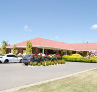 Pines Country Club Motor Inn - Whitsundays Accommodation