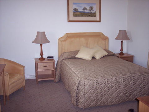 Ross Motel & Caravan Park - Whitsundays Accommodation 1