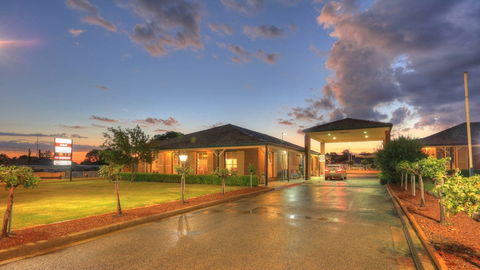 Bushmans Motor Inn - Whitsundays Accommodation 1