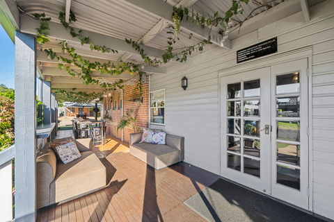 Ambassador On Ruthven Motel - Whitsundays Accommodation 1
