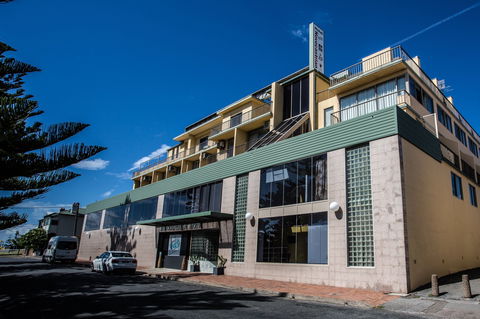 Alloggio Newcastle Beach Hotel - Whitsundays Accommodation 0
