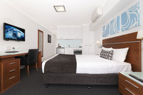 Chino Hotel - Whitsundays Accommodation 2
