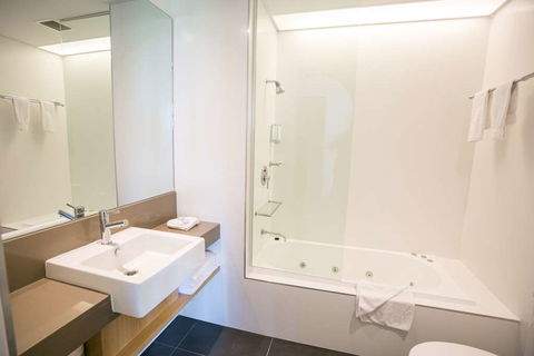 Alpha Hotel Eastern Creek - Whitsundays Accommodation 4
