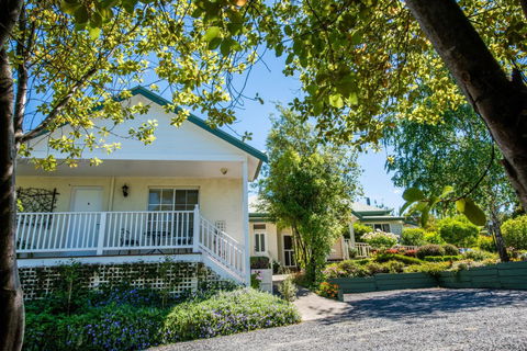 Yarra Gables Motel - Whitsundays Accommodation 1