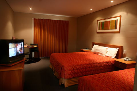 Outback Hotel & Lodge - Whitsundays Accommodation 2