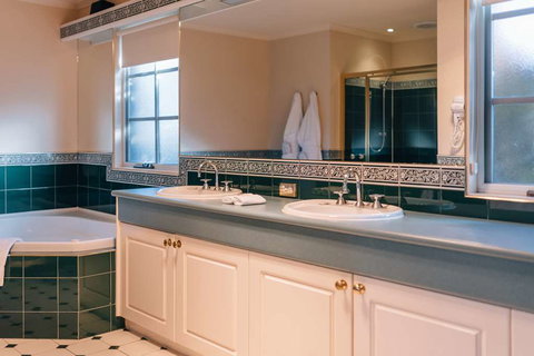 Country Club Villas - Whitsundays Accommodation 2