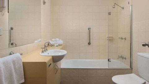 Country Club Villas - Whitsundays Accommodation 3