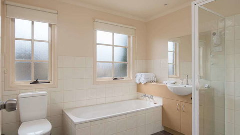 Country Club Villas - Whitsundays Accommodation 4