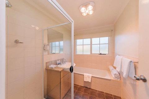 Country Club Villas - Whitsundays Accommodation 5