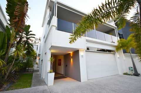 Alex Beach House - Whitsundays Accommodation 0
