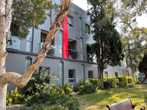 Best Western Plus Camperdown Suites - Whitsundays Accommodation 0