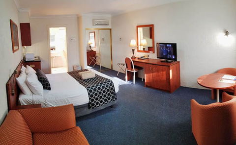 Amber Court Motor Inn - Whitsundays Accommodation 1
