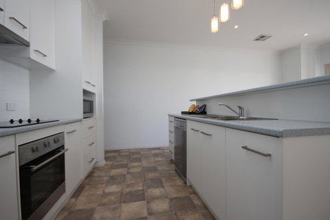 Wallaroo Marina Apartments - Whitsundays Accommodation 24