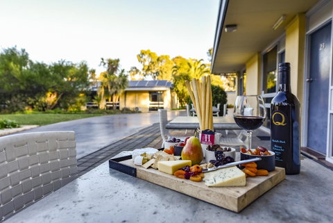 William Macintosh Motor Lodge - Whitsundays Accommodation 1