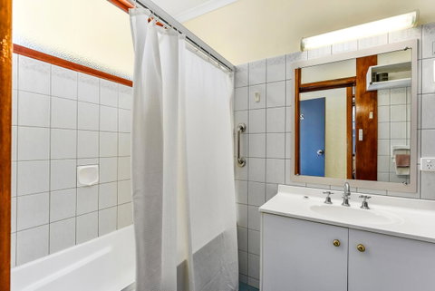 William Macintosh Motor Lodge - Whitsundays Accommodation 22
