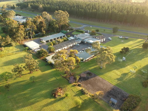 William Macintosh Motor Lodge - Whitsundays Accommodation 0