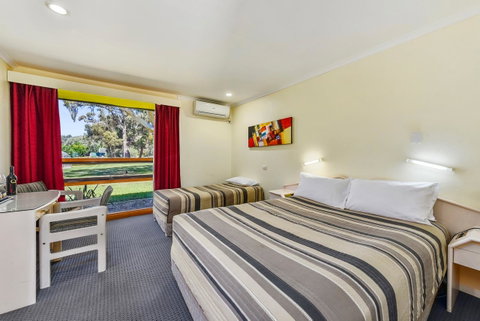 William Macintosh Motor Lodge - Whitsundays Accommodation 11