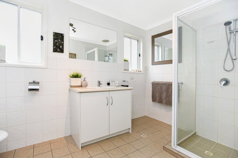 Ainslie Roberts Drive Retreat - Whitsundays Accommodation 5