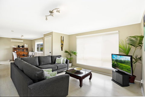 Ainslie Roberts Drive Retreat - Whitsundays Accommodation 0