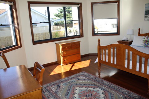 Serenity On Narrabeen Beach - 1Bdr Beachside Retreat - Whitsundays Accommodation 3