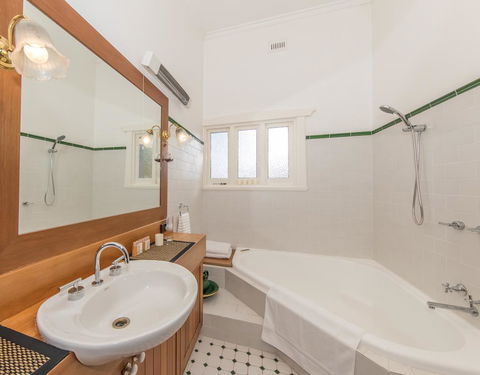 The Tudor House - Whitsundays Accommodation 15