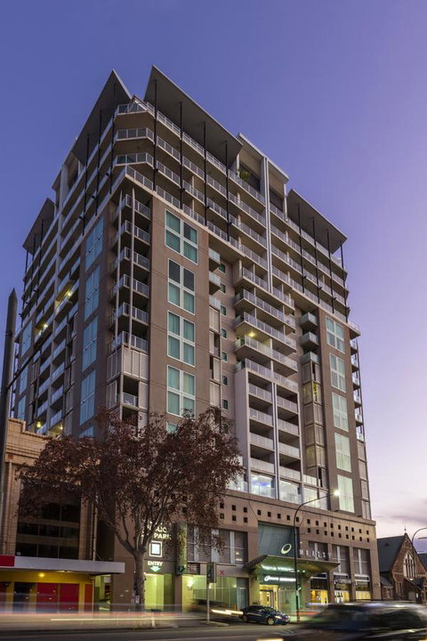 Oaks Adelaide Embassy Suites - Whitsundays Accommodation 9