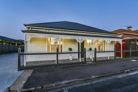 Aloha Central Luxury Apartments - Whitsundays Accommodation 12