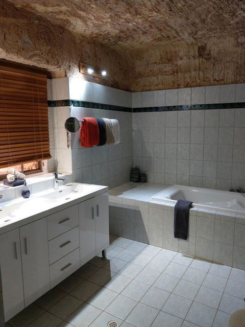 Zen Underground B&B - Whitsundays Accommodation 3