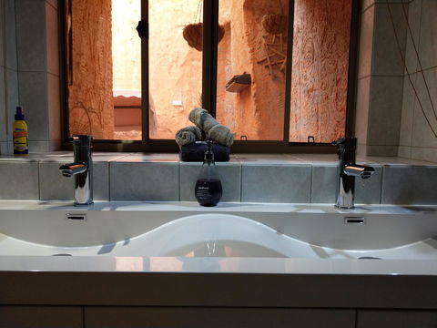 Zen Underground B&B - Whitsundays Accommodation 6