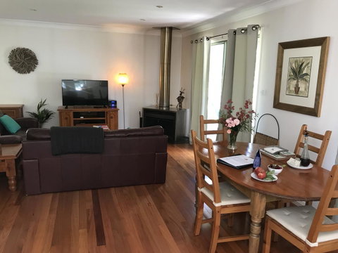 Ghost Hill Road Retreat - Whitsundays Accommodation 6