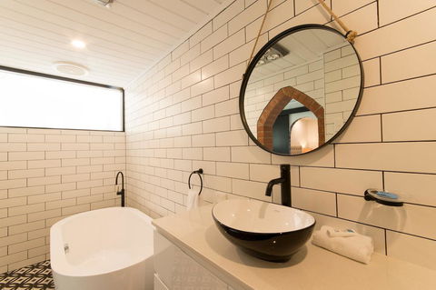 The Manor Basket Range - Whitsundays Accommodation 2