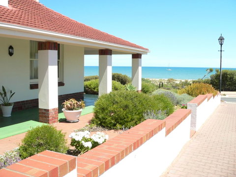 Brighton Beach House - Whitsundays Accommodation 1