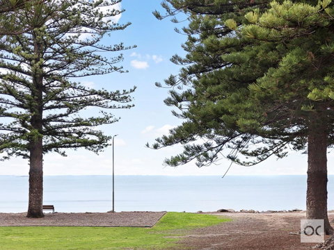 Breeze Beachfront Apartment - Whitsundays Accommodation 23