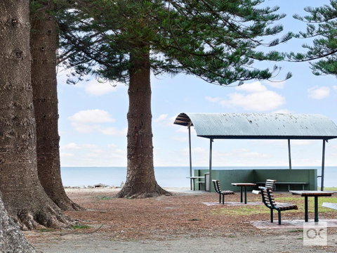 Breeze Beachfront Apartment - Whitsundays Accommodation 21
