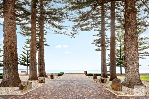 Breeze Beachfront Apartment - Whitsundays Accommodation 42