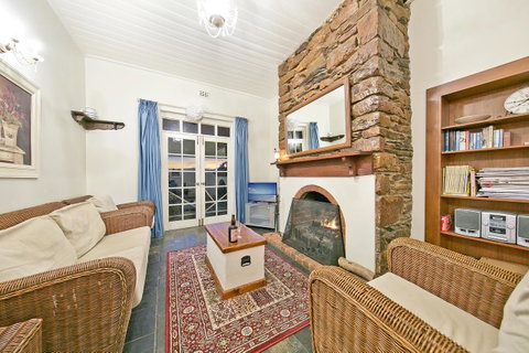 Vineyard Cottage BnB - Whitsundays Accommodation 3