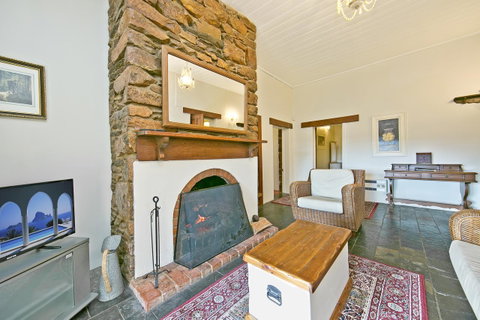Vineyard Cottage BnB - Whitsundays Accommodation 14