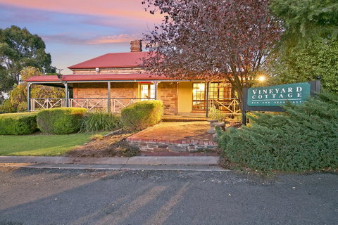 Vineyard Cottage BnB - Whitsundays Accommodation 8
