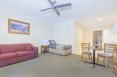 Clare Country Club - Whitsundays Accommodation 10