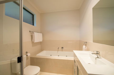 Clare Country Club - Whitsundays Accommodation 16