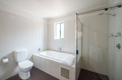 Clare Country Club - Whitsundays Accommodation 12