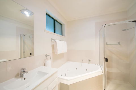 Clare Country Club - Whitsundays Accommodation 19