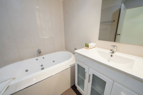 Clare Country Club - Whitsundays Accommodation 23