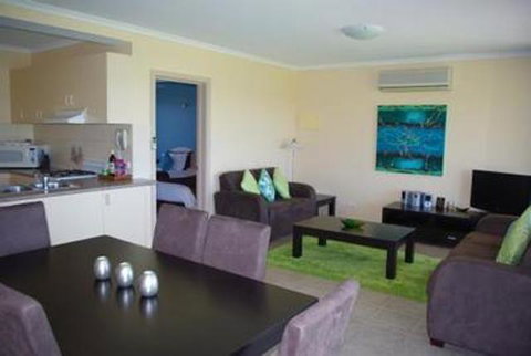 Lakeview Motel And Apartments - Whitsundays Accommodation 30