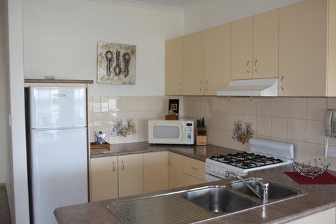 Lakeview Motel And Apartments - Whitsundays Accommodation 8